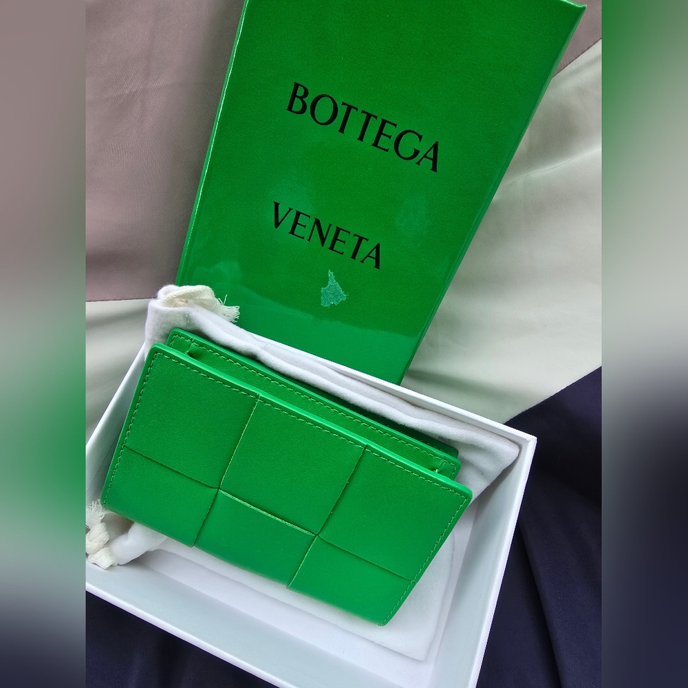 Authentic Bottega Veneta Green Leather Card Holder